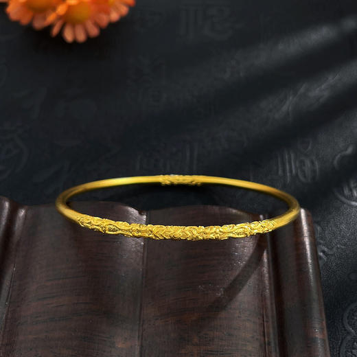 【限时克减150元】足金999.9 #复古风 古法实心固口圆管卷草纹手镯（面宽约2.5-2.9mm）(GFSZW00179-01)（预售产品下单后不退款不退货不换货不补差价） 商品图1