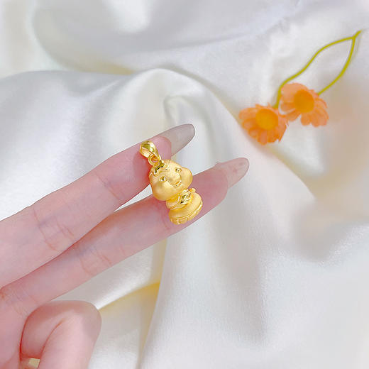 【限时7.5折】【定价黄金】足金 #蛇年新品 #生肖 【精品】3D硬金空心蝴蝶结蛇宝宝吊坠(AR3DDZ00225)（预售产品下单后不退款不退货不换货不补差（预售产品下单后不退款不退货不换货不补差 商品图3