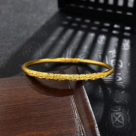 【限时克减150元】足金999.9 #复古风 古法空心固口圆管卷草纹手镯（面宽约3.4-3.8mm，厚约2.9mm）(GFSZW00180-02)（预售产品下单后不退款不退货不换货不补差价） 商品图0
