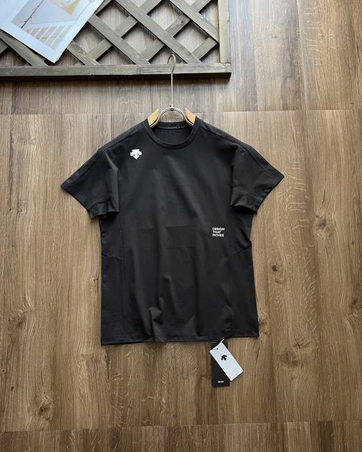 点此购买 迪桑特TRAINING系列综训TOUGH男士短袖T恤 xj 315380 商品图2