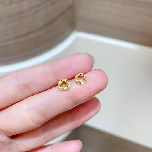 【限时克减150元】足金999 （足金999字印）5G黄金鱼鳞金币耳钉（配胶塞）(5GES00843)（预售产品下单后不退款不退货不换货不补差（预售产品下单后不退款不退货不换货不补差 商品图3