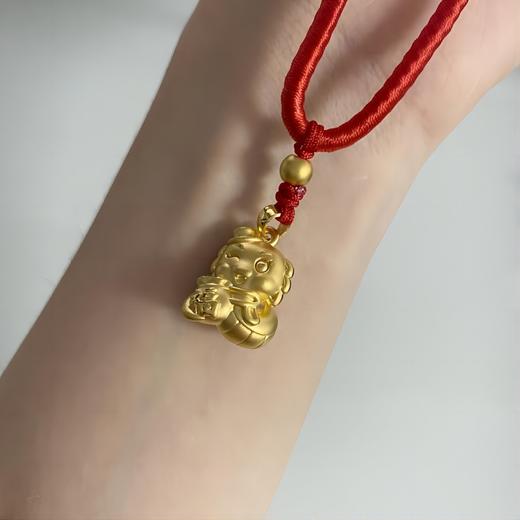 【限时7.5折】足金 #福袋 #生肖 #蛇年新品 3D硬金空心蛇年新品生肖戴帽招财福袋灵蛇宝宝编绳吊坠（含珠子）(AJ3DDZ00085)(预售产品下单后不退款不退货不换货不补差价 商品图4