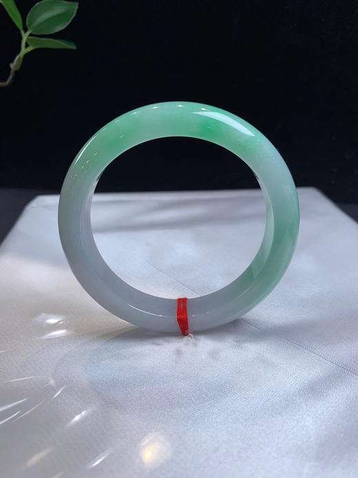 612702，55绿底正圈手镯，一半带绿底，颜色过渡非常自然，干净清新 商品图5