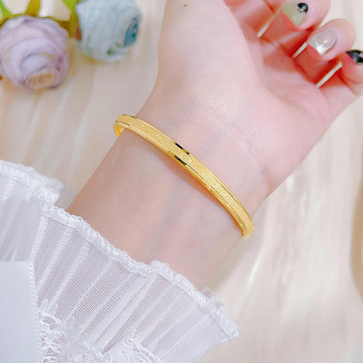 【限时克减150元】足金 3D空心固口手镯砂面车花边工艺手镯（面宽约3.8-4.2mm，厚约1.8mm)(AR3DSZ00033)预售产品下单后不退款不退货不换货不补差价） 商品图0