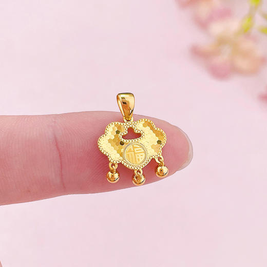 【限时7.5折】【定价黄金】足金999 (足金999字印)5G黄金鱼鳞铃铛锁片锁包吊坠（不含链）(5GDZ00492)（预售产品下单后不退款不退货不换货不补差（预售产品下单后不退款不退货不换货不补差 商品图3