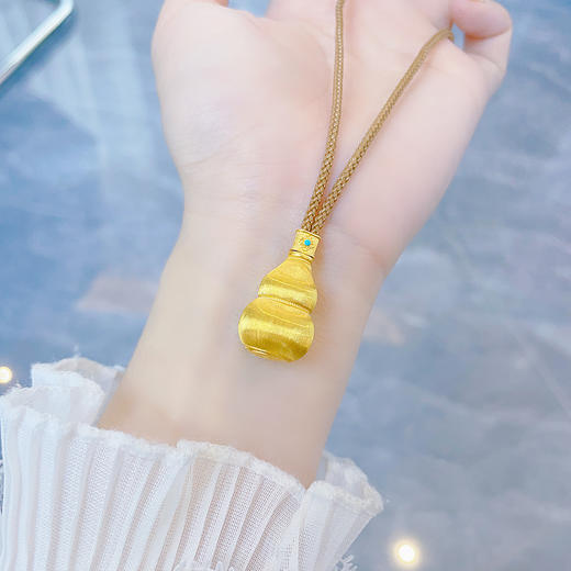 【限时克减150元】足金999 #宝石珐琅 #葫芦 #招财纳福 古法空心挂绳国潮年年有余锦鲤莲花抽拉冰丝金丝绒金葫芦吊坠（含配件 ）(AUQGFDZ00141) 商品图3