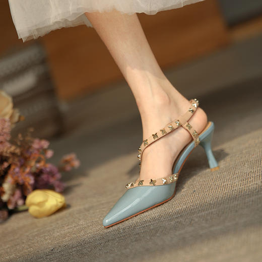 【预售5天】夏季新款酒红高跟鞋法式尖头铆钉包头后空凉鞋女MQ&C30-13 商品图2