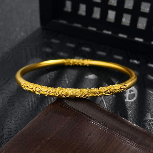 【限时克减150元】足金999.9 古法空心固口圆管卷草纹手镯（面宽约3.8-4.2mm）(GFSZW00180-03)（预售产品下单后不退款不退货不换货不补差价） 商品图1