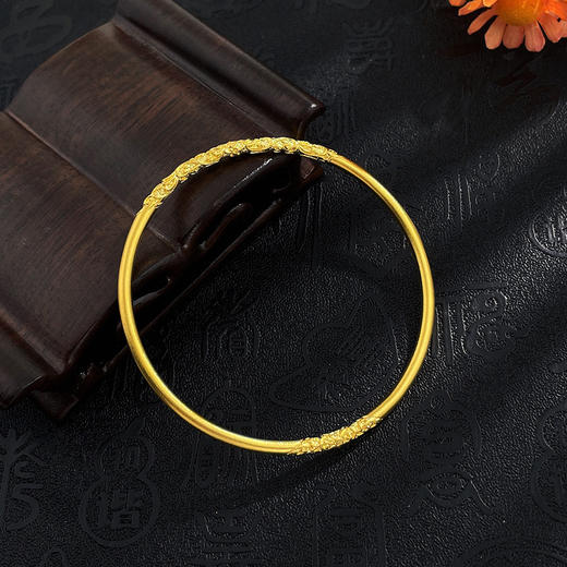 【限时克减150元】足金999.9 #复古风 古法实心固口圆管卷草纹手镯（面宽约2.5-2.9mm）(GFSZW00179-01)（预售产品下单后不退款不退货不换货不补差价） 商品图3
