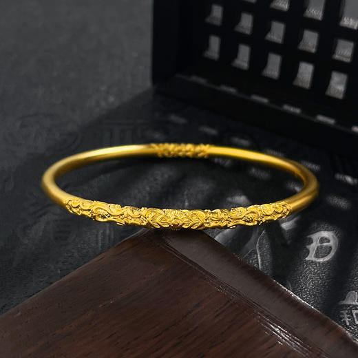 【限时克减150元】足金999.9 古法实心固口圆管卷草纹手镯（面宽约3.8-4.2mm）(GFSZW00179-03)（预售产品下单后不退款不退货不换货不补差价） 商品图1