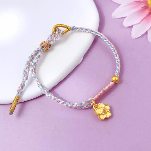 【限时7.5折】【定价黄金】足金 #招桃花 3D硬金空心桃之夭夭小桃花吊饰七彩绳编织调节手链成品手串（成人佩戴）(AA3DSC00588)（预售产品下单后不退款不退货不换货不补差价） 商品图1