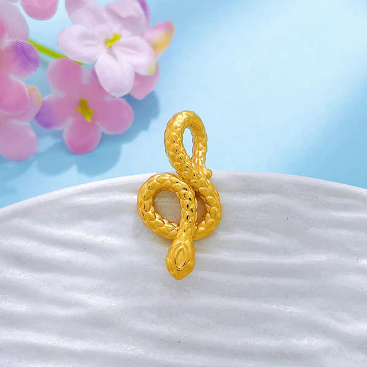 【限时7.5折】【定价黄金】足金 #蛇年新品 #生肖 3D硬金空心蛇年生肖金蛇起舞吊坠(V3DDZ00276)（预售产品下单后不退款不退货不换货不补差价） 商品图0