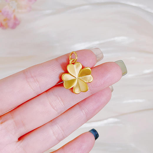 【限时7.5折】【定价黄金】足金 【精品】无氰5D空心小幸福爱心四叶草幸运花卉吊坠(AR5DDZ00011)（预售产品下单后不退款不退货不换货不补差价）（预售产品下单后不退款不退货不换货不补差价） 商品图3