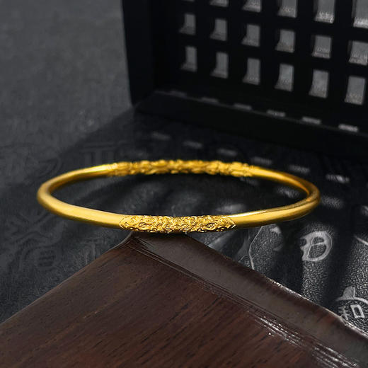 【限时克减150元】足金999.9 #复古风 古法实心固口圆管卷草纹手镯（面宽约3.3-3.7mm）(GFSZW00179-02)（预售产品下单后不退款不退货不换货不补差价） 商品图1