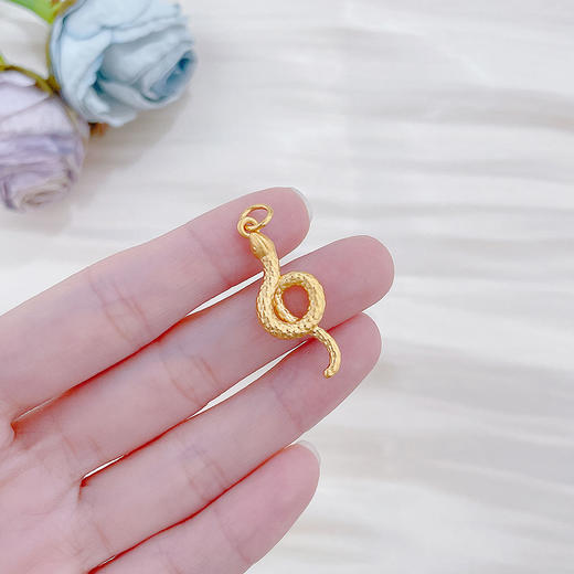 【限时7.5折】【定价黄金】足金 #蛇年新品 #生肖 3D硬金空心蛇年生肖灵蛇狂舞吊坠(V3DDZ00275)（预售产品下单后不退款不退货不换货不补差价）（预售产品下单后不退款不退货不换货不补差价） 商品图3