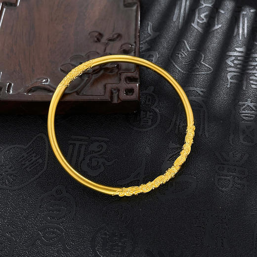 【限时克减150元】足金999.9 #复古风 古法空心固口圆管卷草纹手镯（面宽约3.4-3.8mm，厚约2.9mm）(GFSZW00180-02)（预售产品下单后不退款不退货不换货不补差价） 商品图2