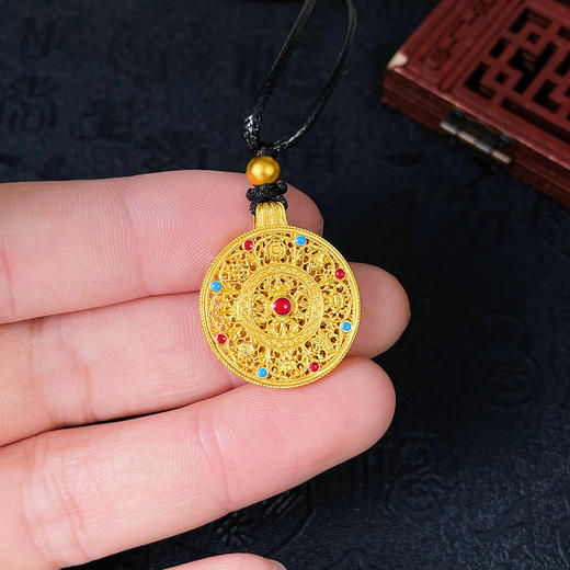 【限时克减150元】足金999 #八宝罗盘 #低温珐琅 古法镂空圆盘挂绳吊坠十字金刚杵八宝罗盘吊坠（黑绳为进口配绳，含珠子）(AUQGFDZ00063-2) 商品图4