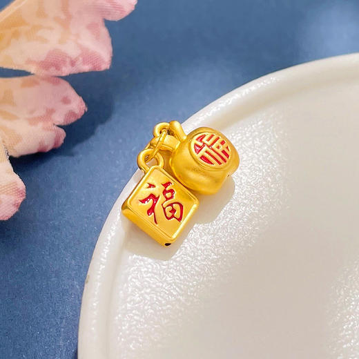 【限时7.5折】【定价黄金】足金 #微硬金 无氰5D微硬金低温珐琅空心福字苹果福字方牌手串挂件Diy手串配件(U5DSC00133)（预售产品下单后不退款不退货不换货不补差价） 商品图1