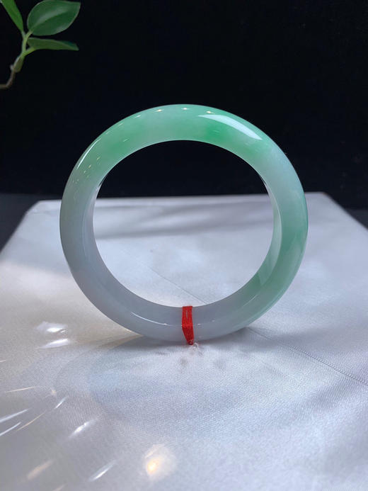 612702，55绿底正圈手镯，一半带绿底，颜色过渡非常自然，干净清新 商品图0