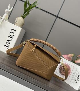 LOEWE罗意威新版本小号柔软牛皮革和磨砂PuzzleEdge手袋（MM）