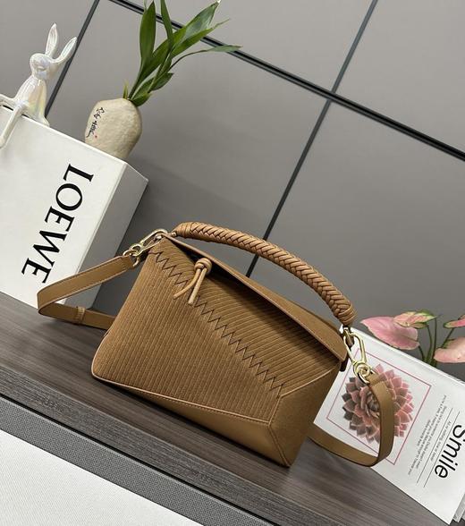 LOEWE罗意威新版本小号柔软牛皮革和磨砂PuzzleEdge手袋（MM） 商品图0