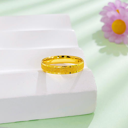 【限时克减150元】足金999.9 固口戒指 【精品】实心光影交织砂面圈戒极简系列圈戒（面宽约3.7-4.1mm）(AVJZ00002)（预售产品下单后不退款不退货不换货不补差价 商品图1
