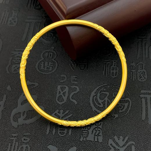 【限时克减150元】足金999.9 古法空心固口圆棍卷草纹三边如意手镯(面宽约3-3.4mm)(AIGFSZ00809)（预售产品下单后不退款不退货不换货不补差价） 商品图1