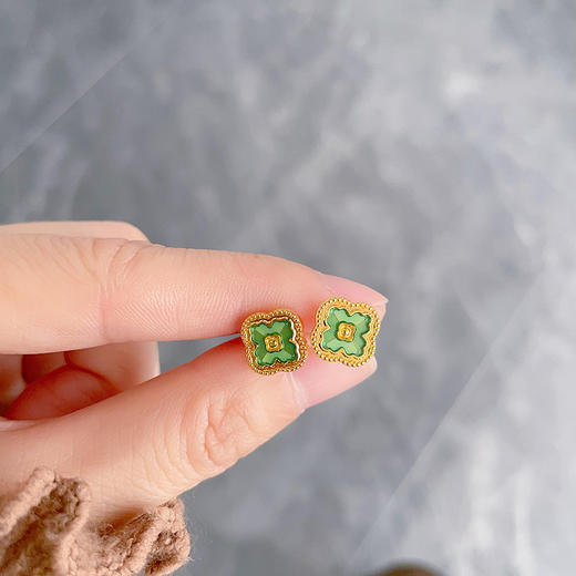 【限时克减150元】足金999 #低温珐琅 【精品】5G黄金实心春绿玑镂珐琅繁花花窗如意纹幸运草耳饰耳钉（配胶塞）(AU5GES00004)（预售产品下单后不退款不退货不换货不补差价 商品图3