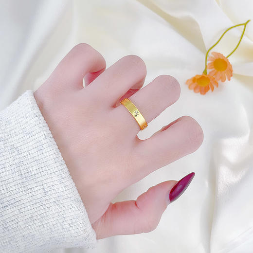 【限时克减150元】足金 #微硬金 无氰5D空心光面米字纹螺丝纹固口戒指(AR5DJZ00065)（预售产品下单后不退款不退货不换货不补差价）（预售产品下单后不退款不退货不换货不补差价） 商品图0