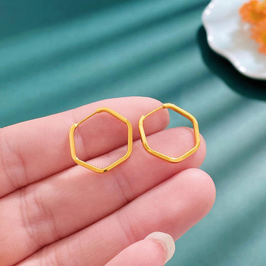 【限时克减150元】足金999 #超轻 （足金999字印）5G黄金极简几何极简系列菱形方环耳饰卡扣耳圈(AV5GES00008)（预售产品下单后不退款不退货不换货不补差价） 商品图2