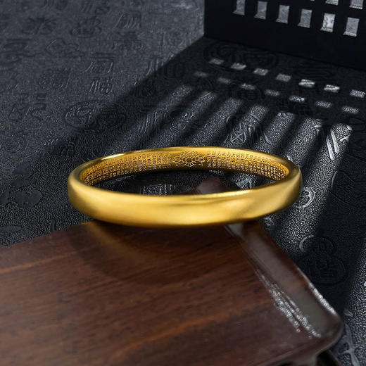 【限时克减150元】足金999.9 #复古风 #祈福 古法空心固口手镯古风轮胎内莲花心经手镯（面宽约7.9-8.3mm，厚约4.3mm）(ANWGFSZ00896-2) 商品图1