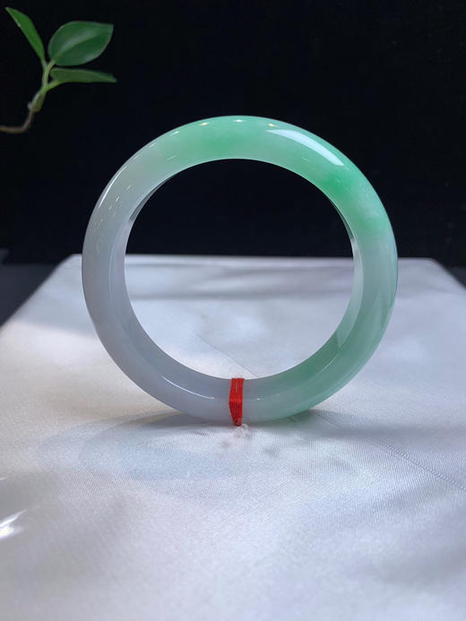 612702，55绿底正圈手镯，一半带绿底，颜色过渡非常自然，干净清新 商品图3