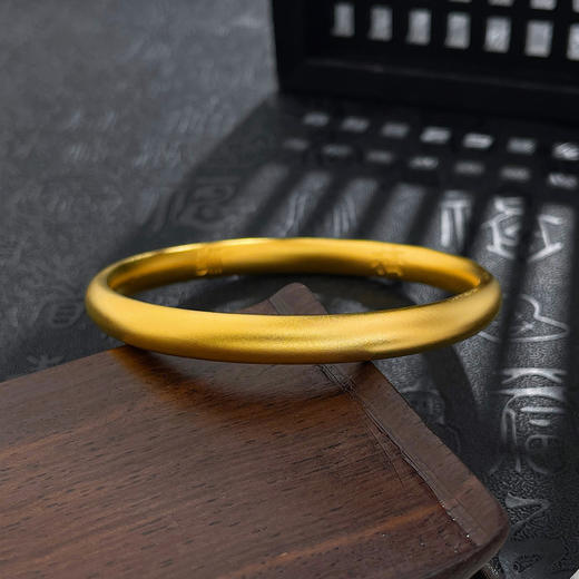 【限时克减150元】足金999.9 #复古风 古法空心固口内五福临门福字泥鳅背手镯（面宽约6.6-7mm，厚约4.3mm）(GFSZW00170-02) 商品图0