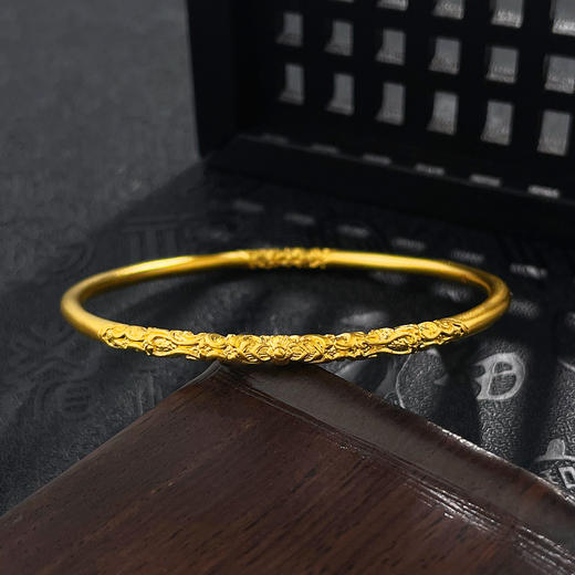 【限时克减150元】足金999.9 #复古风 古法实心固口圆管卷草纹手镯（面宽约3.3-3.7mm）(GFSZW00179-02)（预售产品下单后不退款不退货不换货不补差价） 商品图2