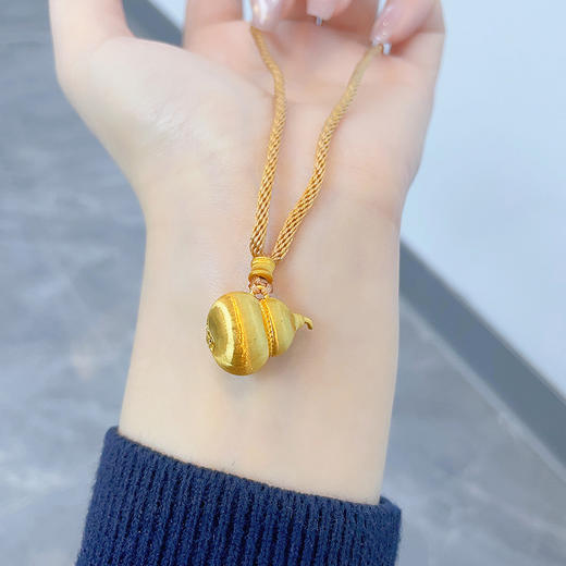 【限时克减150元】足金999 #招财纳福 #葫芦 古法空心挂绳国潮传承冰丝金冰丝丝绒金福禄奶葫芦吊坠（含配件）(AUQGFDZ00137)（预售产品下单后不退款不退货不换货不补差价） 商品图3