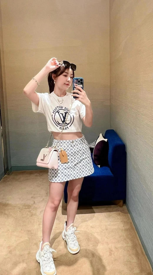 驴家LVFW24BythePool系列白色Logo字母印花圆领金属链条装饰套头短袖（TM） 商品图3