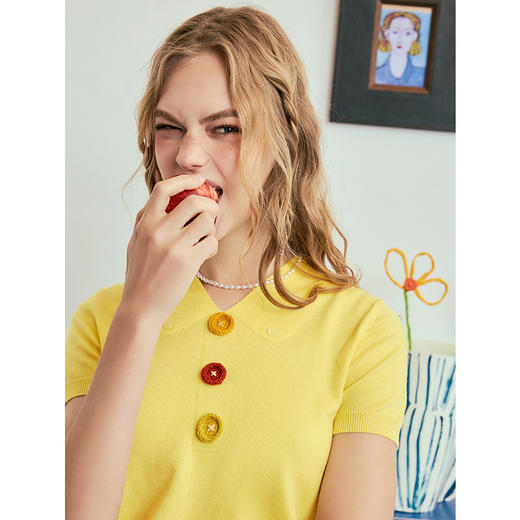 两三事 糖渍霓虹 2025夏季新款小清新手钩花纽扣Polo领针织衫女 商品图2