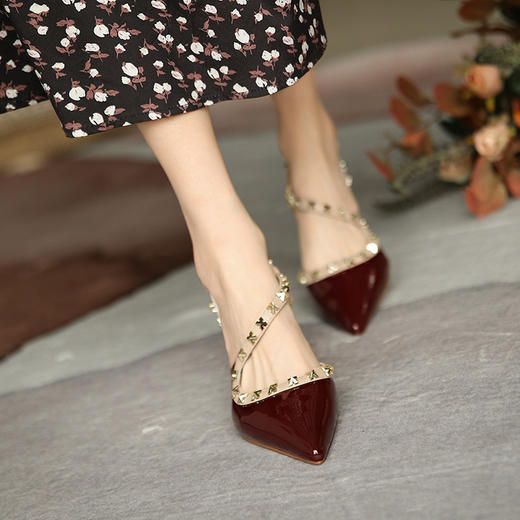 【预售5天】夏季新款酒红高跟鞋法式尖头铆钉包头后空凉鞋女MQ&C30-13 商品图3