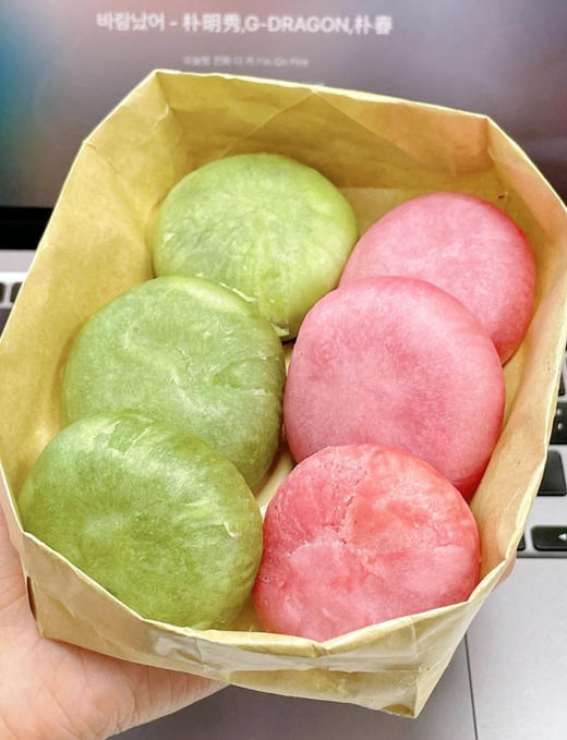 39.9/4袋❗️❗️【甜原柿吉白桃乌龙茶酥&龙井酥 】好吃到嗦手指🥺手工开酥的酥皮融合软糯拉丝雪媚娘☁️一口下去还有淡淡茶香🥰吃完嘴巴子都是茶香气 🍑白桃乌龙茶酥 阳山清甜白桃果肉😍自然清新 商品图0