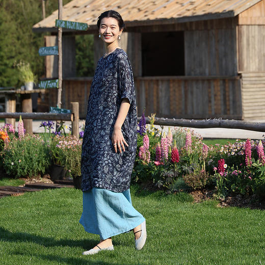 绽放243朵/繁花连衣裙砂洗苎麻蓝花连身蝙蝠袖一字领印花中袖裙子 商品图2