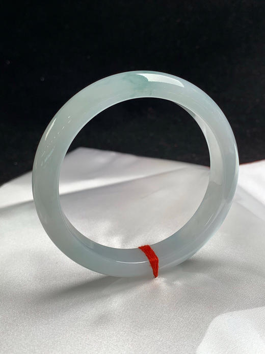 612713，56.7圈口，糯化飘花正圈平安镯，窄条秀气条形，淡底色飘花，整体清爽 商品图1