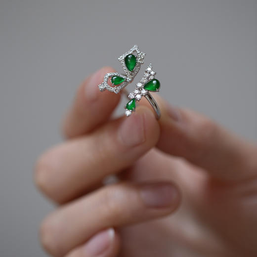 「蝶恋花」18K白翡翠钻戒 商品图3