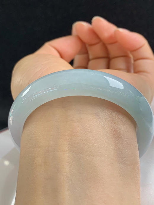 612712，58.5圈口，冰晴正圈平安镯，半截淡晴半截白底，半山半水色，清爽水润 商品图4