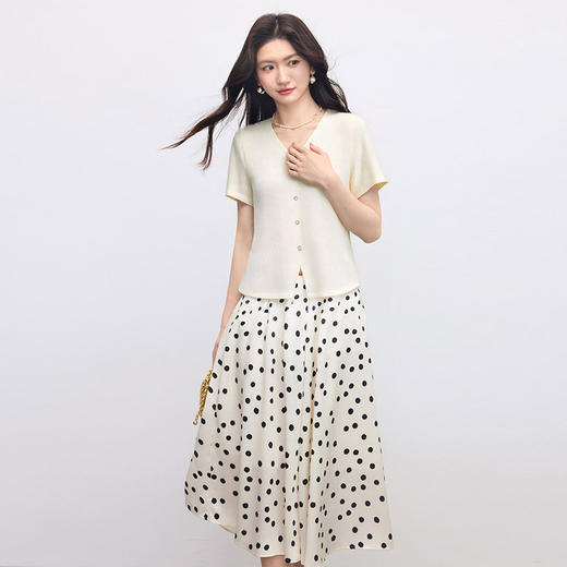 【专属特价】熙世界法式肌理感针织T恤女短袖2025夏季新款百搭气质正肩V领上衣 商品图3