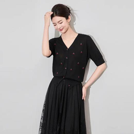 【高货wl】全新升级【铂金会员165/天猫219/差价54】(00354) 洛诗琳雅致甜俏樱桃刺绣天丝V领针织开衫精致休闲新款上衣 商品图2