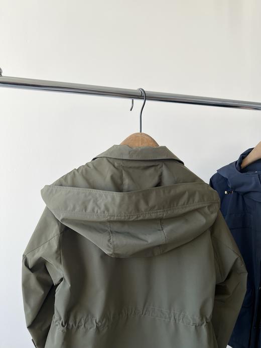 哈家原单冲锋衣外套，三防面料，超有质感，面料具有防水，高透性能，日常通勤或者户外运动都是不错的选择，超级百搭的一款，高个子和小个子都很友好，收腰设计，既可以做工装风，细节品质超级赞👍！推荐必入款！ 商品图11