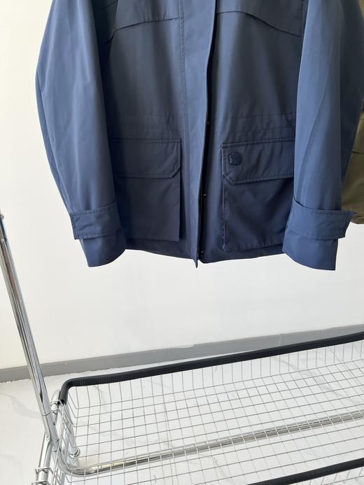 蓝色L码，🍁🍁哈家原单冲锋衣外套，三防面料，超有质感，面料具有防水，防风，高透性能，日常通勤或者户外运动都是不错的选择，超级百搭的一款，高个子和小个子都很友好，细节品质超级赞👍！推荐必入款！ 商品图1