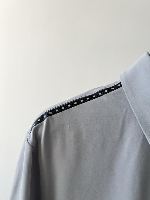 25春款，男款POLO衫，经典百搭的一款，面料有弹力，超舒服，胸前立体LOGO，肩部装饰条，整件衣服并不单调！数量不多！ 商品图5