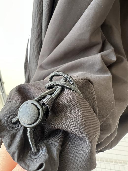 25新款，💖超级火爆的一款，LU家轻盈飘逸的小夹克，双层带内衬的设计，面料自带纹理感，面料丝滑，有光泽感，内衬有弹力亲肤，又可以做空调衫，配上白色线条，特别时尚，有范，无论怎么搭都百搭！ 商品图5