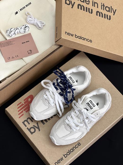 点此购买 Miumiu x New Balance联名款女士运动鞋 98 315582 商品图1